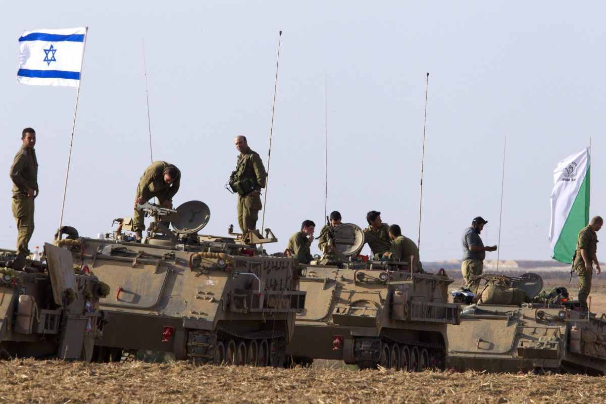 Tank israeliani al confine con Gaza